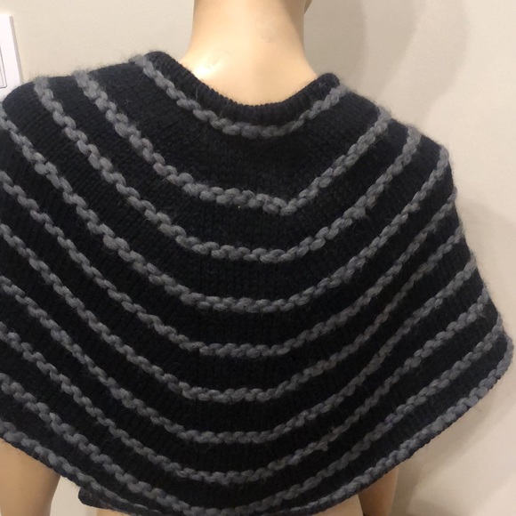 Minete Wool Capelet - Picture 4 of 9